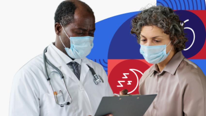Un doctor de raza negra comparte información con una paciente.